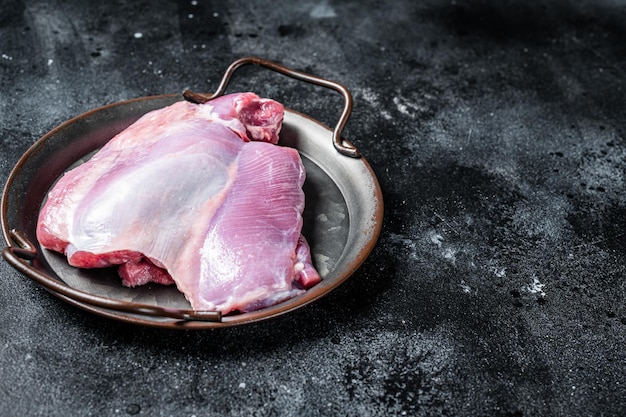 Filé de coxa desossado e sem pele de peru cru fazenda eco carne fundo preto vista superior espaço para texto