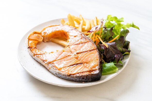 Filé de filé de salmão grelhado com legumes e batatas fritas