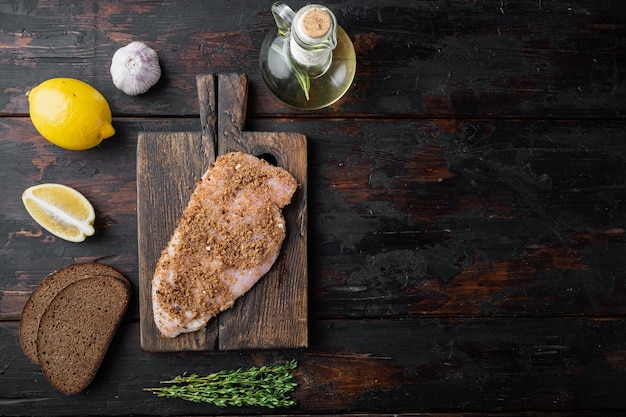 Filé de frango cru com ingrediente, na mesa de madeira, camada plana