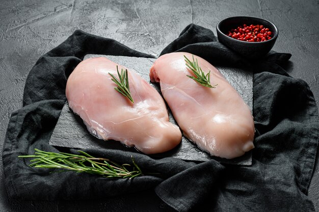 Filé de frango cru em uma placa de corte. peitos frescos. carne orgânica.