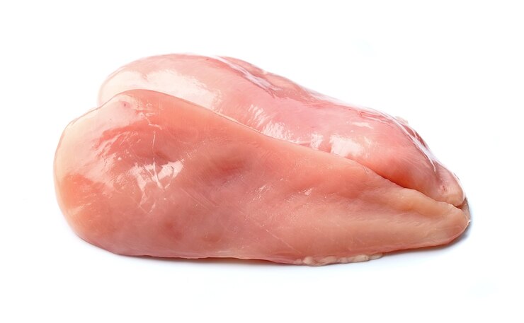 Foto filé de frango cru.