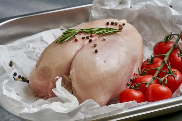 Foto filé de frango fresco e cru é preparado para assar