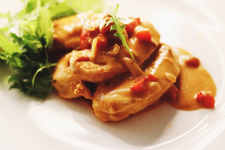 Foto filé de frango frito alimentar e dietético com molho e alface como refeição para almoço ou jantar receita saborosa
