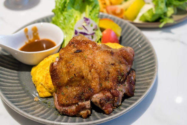 Filé de frango frito com salada