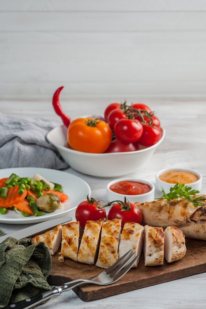 Filé de frango frito e legumes cozidos, carne de churrasco