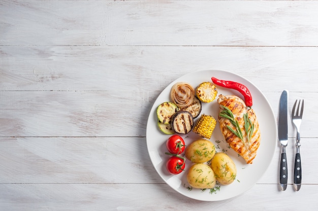 Filé de frango frito e vegetais grelhados, jantar delicioso churrasco, superfície plana de comida