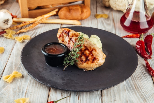 Filé de frango grelhado com molho vermelho