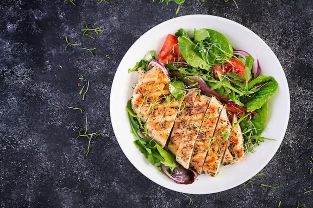 Filé de frango grelhado com salada. Dieta ceto, cetogênica, paleo. Comida saudável. Conceito de almoço de dieta. Vista superior, sobrecarga, espaço de cópia