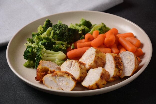 Filé de frango grelhado e legumes brócolis e cenoura cozidos