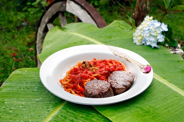 Filé de lombo com molho de macarrão com suco