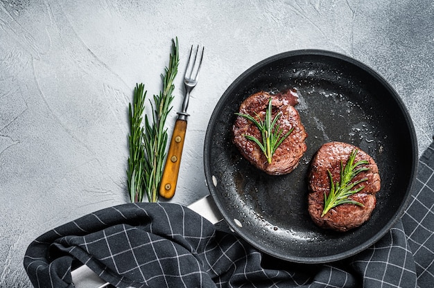 Filé de mignon assado com filé de carne, filé de carne, bifes na frigideira