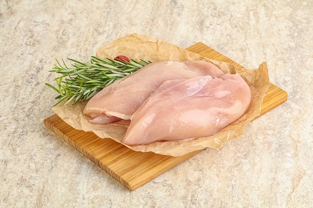 Filé de peito de frango cru para cozinhar