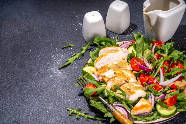 Filé de peito de frango grelhado com salada de legumes