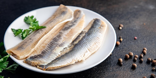 Filé de peixe arenque marisco fresco norueguês lanche na mesa cópia espaço