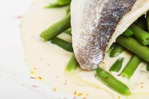 Filé de peixe assado com molho de creme e feijão francês cozido Macro Photo pode ser usado como um fundo inteiro