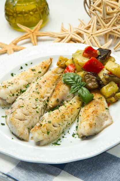 Filé de peixe com legumes