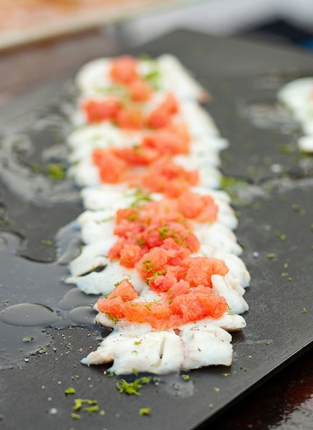 Filé de peixe com tomates