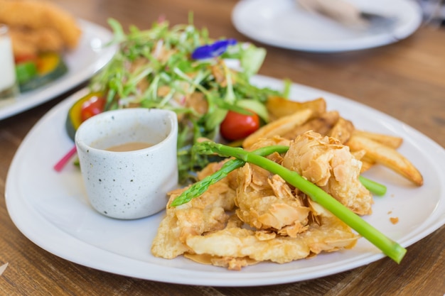 Filé De Peixe De Amêndoa Crocante Peixe do mar frito com amêndoa crocante com saladas frescas