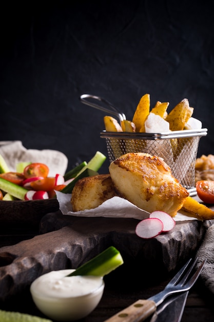 Filé de peixe frito com batatas assadas