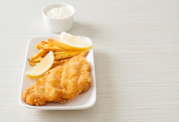 Filé de peixe frito de peixe e batatas fritas com batatas fritas