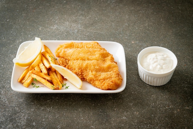 Filé de peixe frito de peixe e batatas fritas com batatas fritas