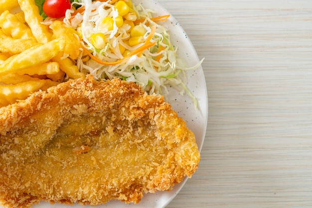 filé de peixe frito e batata chips com mini salada
