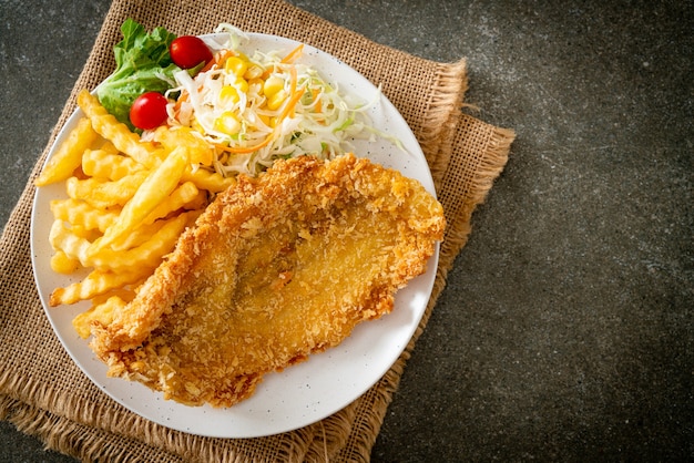 filé de peixe frito e batata chips com mini salada
