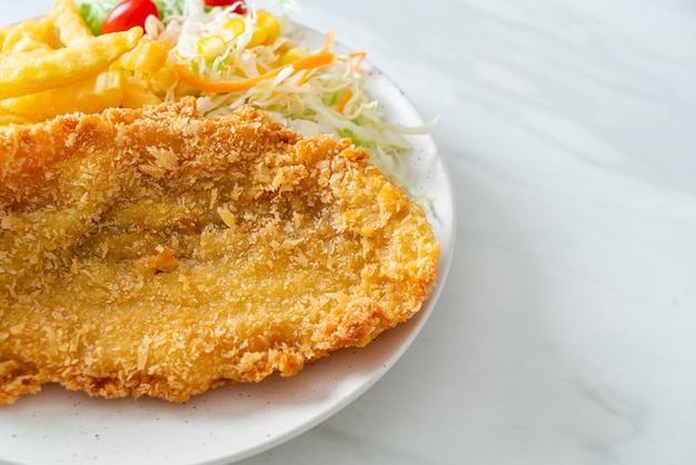 filé de peixe frito e batata chips com mini salada