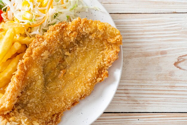 filé de peixe frito e batata chips com mini salada
