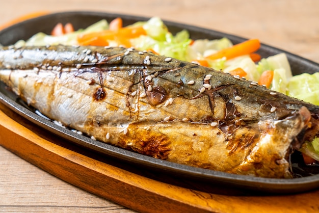 Filé de peixe saba grelhado com molho teriyaki