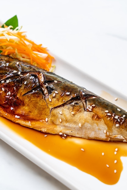 Filé de peixe saba grelhado com molho teriyaki