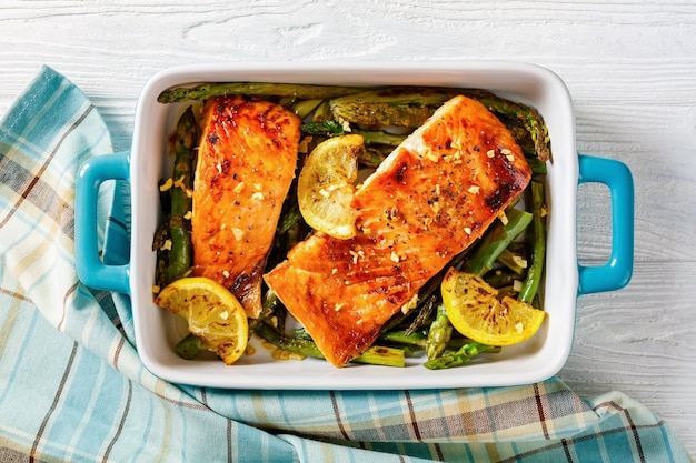 Filé de peixe salmão assado com aspargos e limão