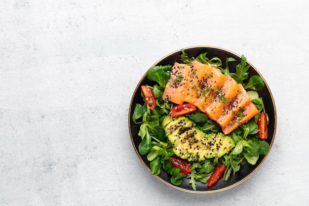 Filé de peixe salmão com vista superior de abacate salada fresca