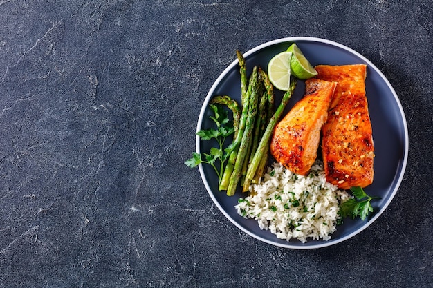 Filé de peixe salmão frito com arroz e aspargos