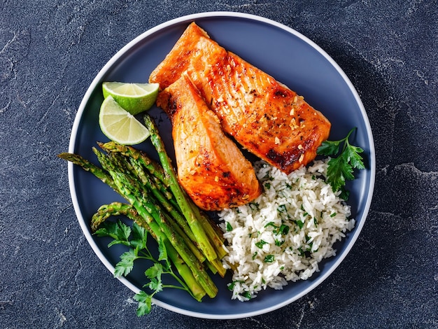 Filé de peixe salmão frito com arroz e aspargos