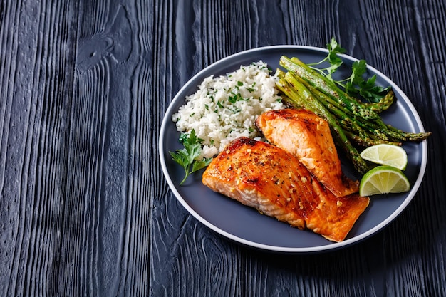 Filé de peixe salmão frito com arroz e aspargos