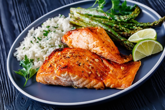 Filé de peixe salmão frito com arroz e aspargos