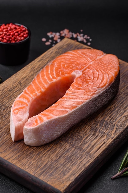 Filé de peixe vermelho cru fresco com especiarias e ervas