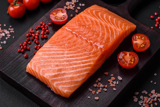 Filé de peixe vermelho salmão cru fresco com sal e especiarias