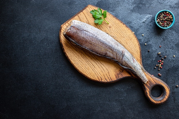 Filé de pescada crua e frutos do mar ômega na mesa refeição saudável