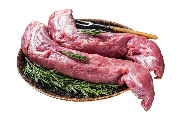 Filé de porco cru, carne orgânica não cozida em prato com ervas isoladas em fundo branco