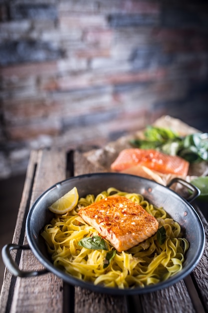 Filé de salmão assado com macarrão tagliatelle de limão e manjericão.