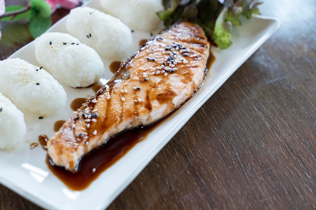 Filé de salmão coberto com molho tare e arroz