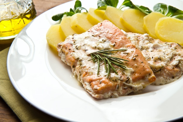 Filé de salmão com batatas