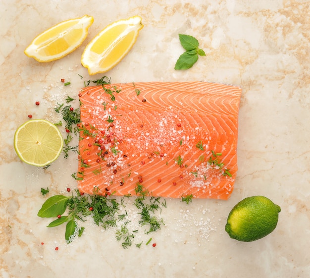 Foto filé de salmão com endro de limão e especiarias