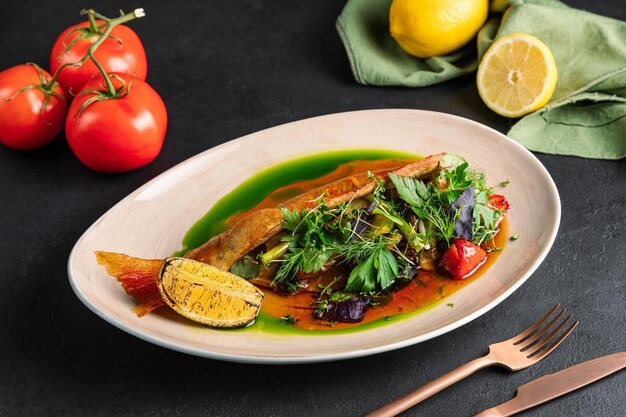 Filé de salmão com legumes mistos bife de salmão assado com legumes Alimentos saudáveis de fundo