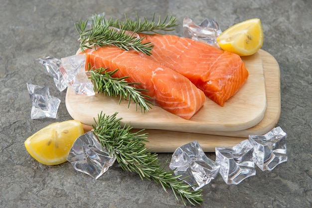 Filé de salmão cru com limão e gelo de ervas frescas de alecrim