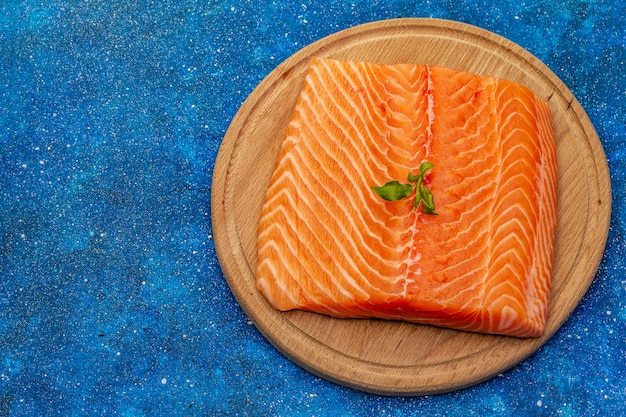 Filé de salmão fresco. Tábua de madeira