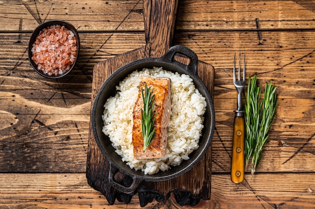 Filé de Salmão Grelhado com Arroz Branco em uma panela