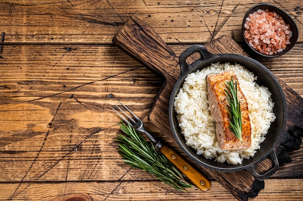 Filé de Salmão Grelhado com Arroz Branco em uma panela